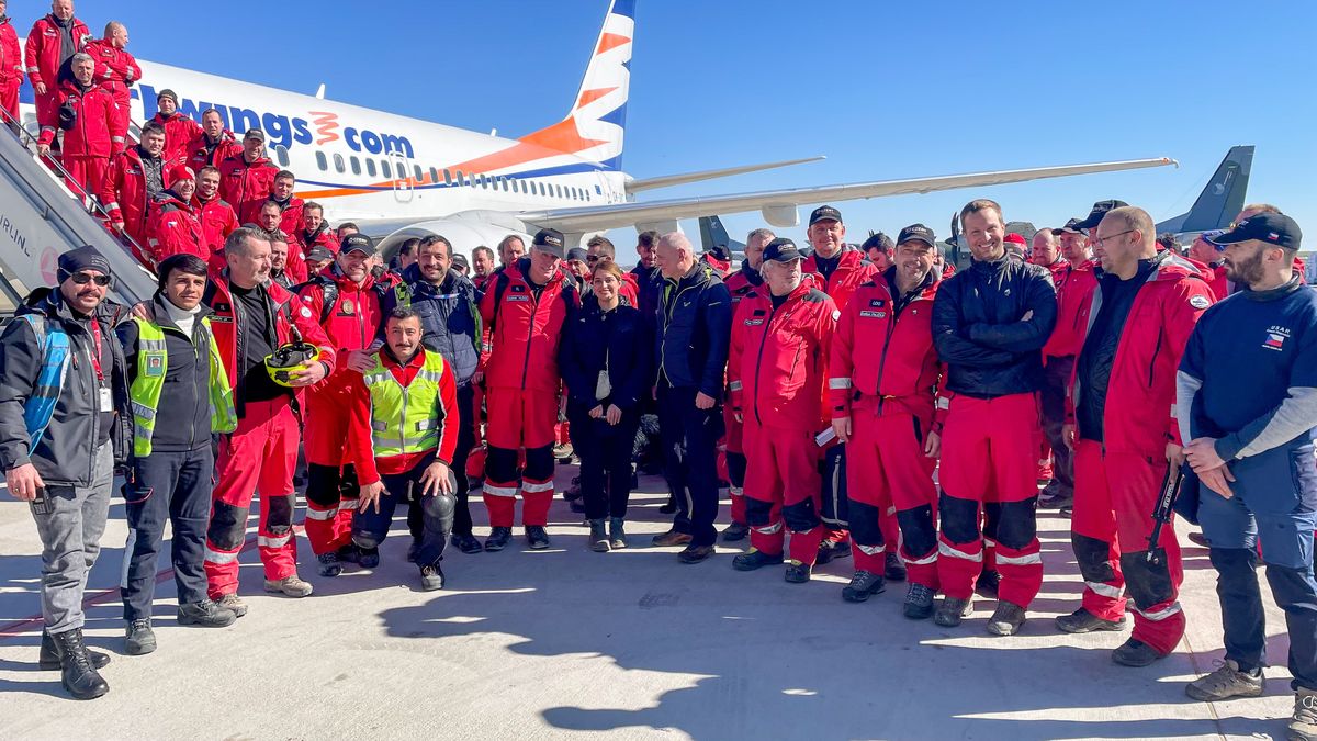 Český USAR tým se vrátil z Turecka. Na letišti ho čekala slova díků